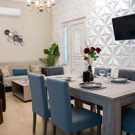 Chrispa's Seaside House דירה