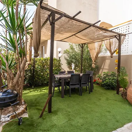 Chrispa's Seaside House דירה