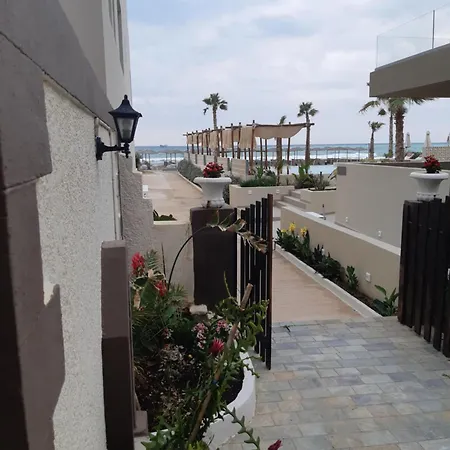 Chrispa's Seaside House דירה